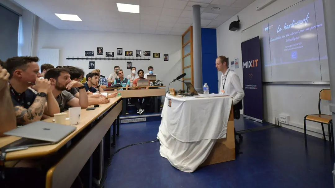 Cours avec Hervé Boisgontier devant étudiants