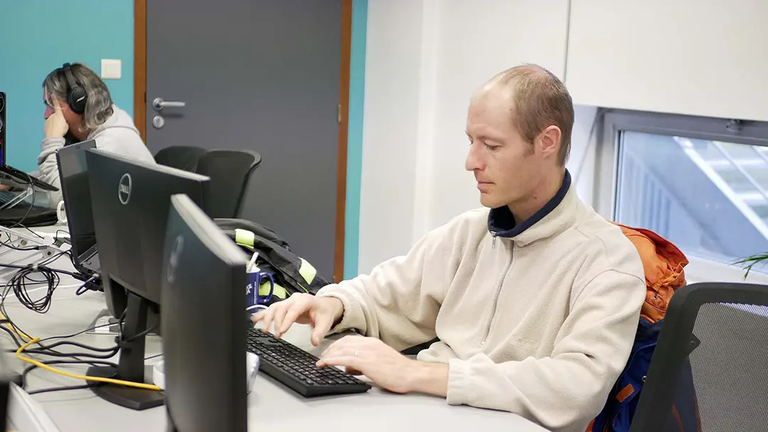 Hervé Boisgontier devant un ordinateur