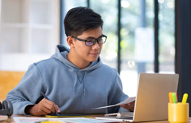 Etudiant devant un ordinateur pour préparer la certification Excel
