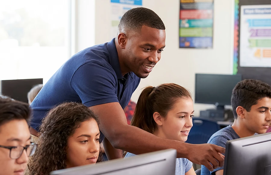 Etudiant devant un ordinateur pour préparer la certification Excel
