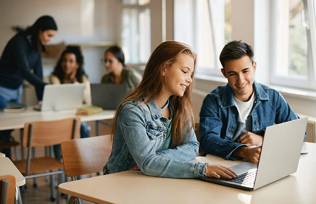 Etudiants devant ordinateur